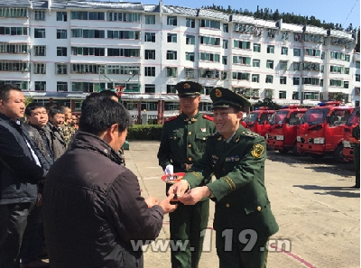 乡镇消防车配发现场