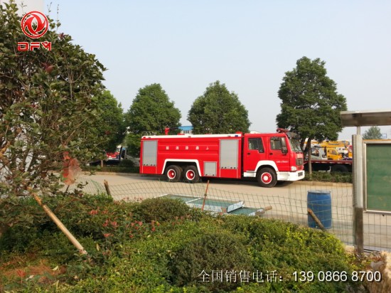 豪泺水罐消防车